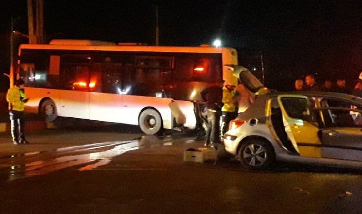 Malatya’da halk otobüsü ile otomobil çarpıştı: 1 ölü